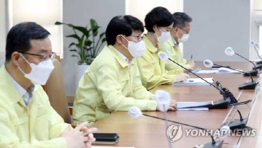 안경덕 고용노동부 장관(왼쪽 두번째)이 19일 오전 세종시 정부세종청사에서 고용노동 위기대응TF 대책회의를 주재하며 발언하고 있다.<연합뉴스>